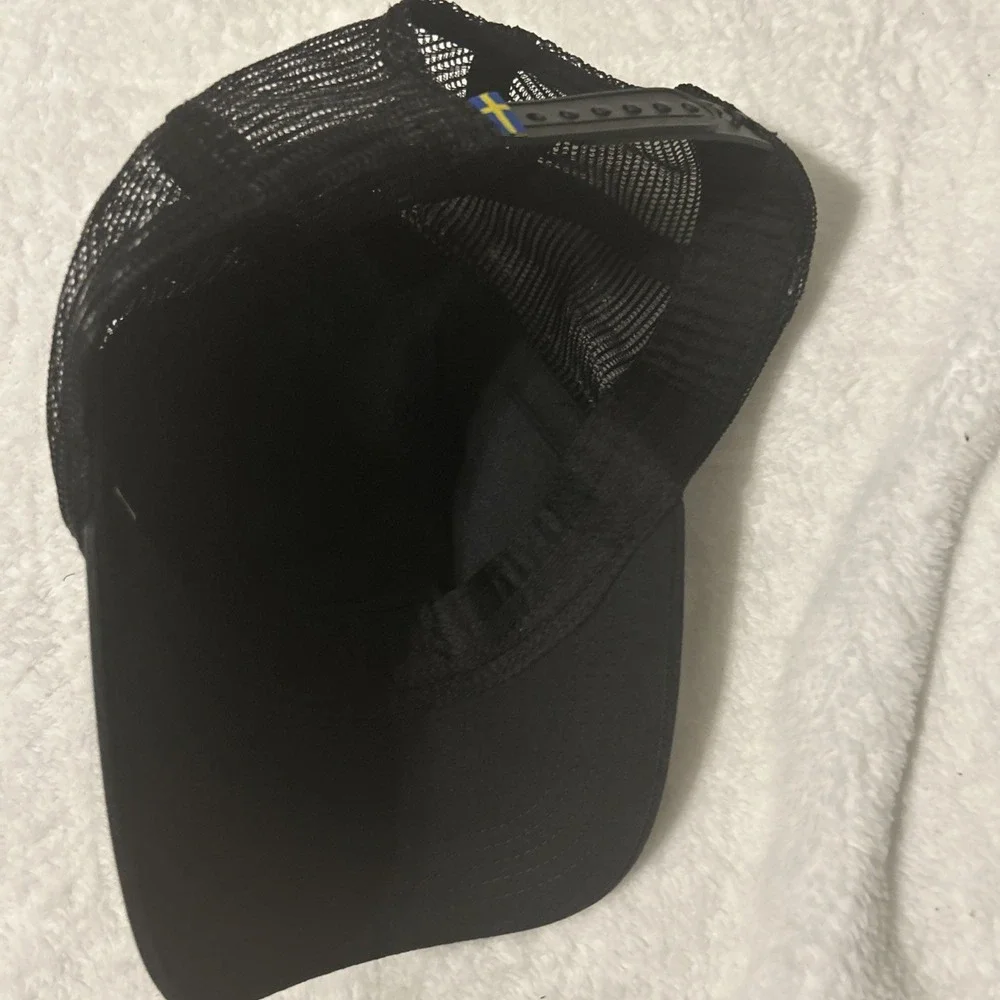 FJALLRAVEN SWEDEN 1960 Logo Black Snapback Trucker Mesh Baseball Hat Size S/M